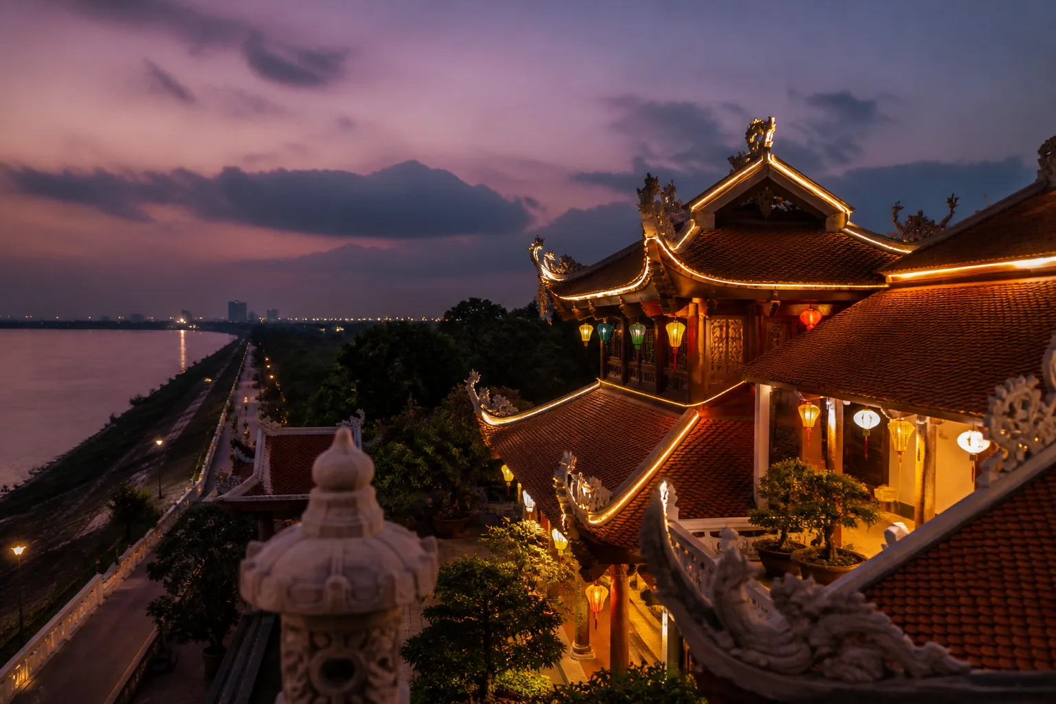 Hoàng hôn trên mái chùa ven đê sông Đuống