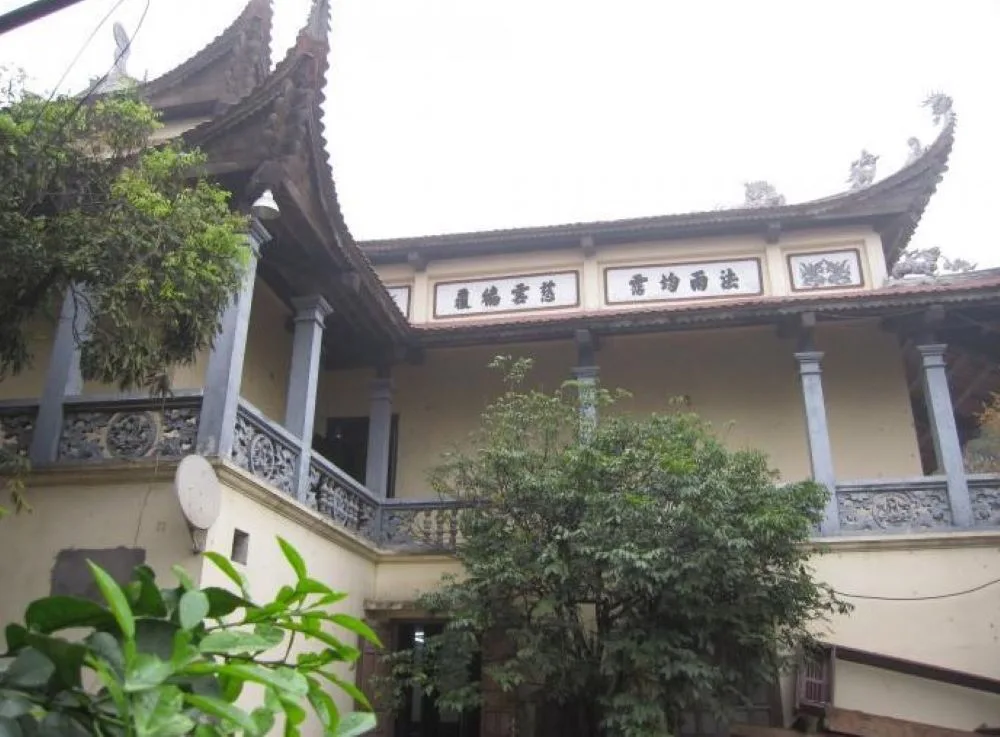 Mái ngói và sân chùa Hội Xá