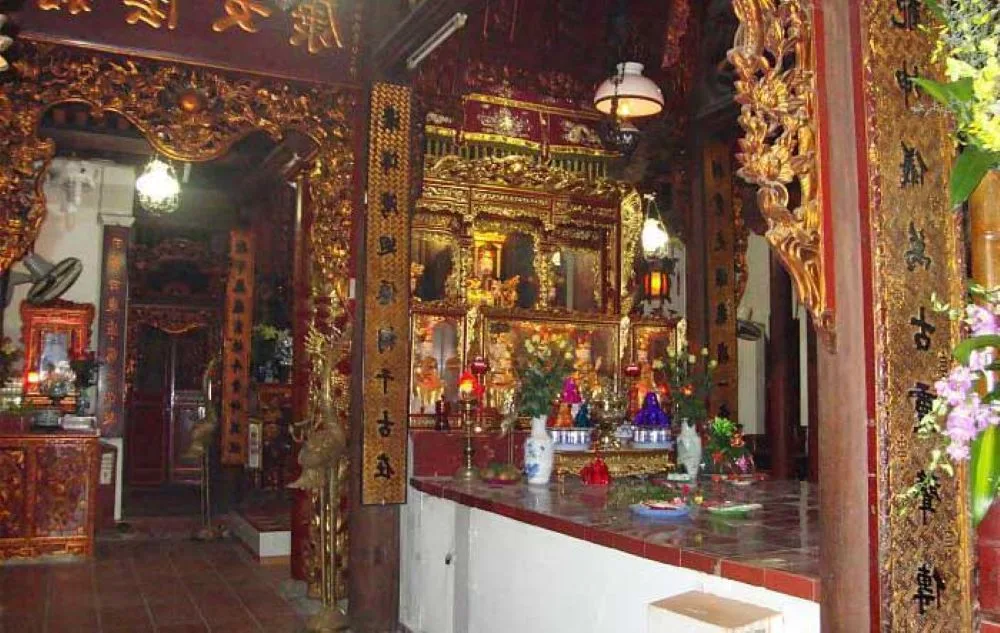 Lối vào và khuôn viên tự viện